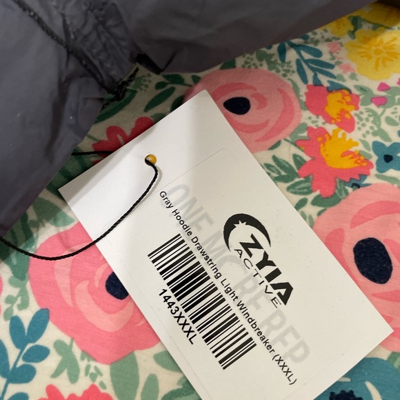 Zyia lightweight windbreaker - Picture 2 of 3